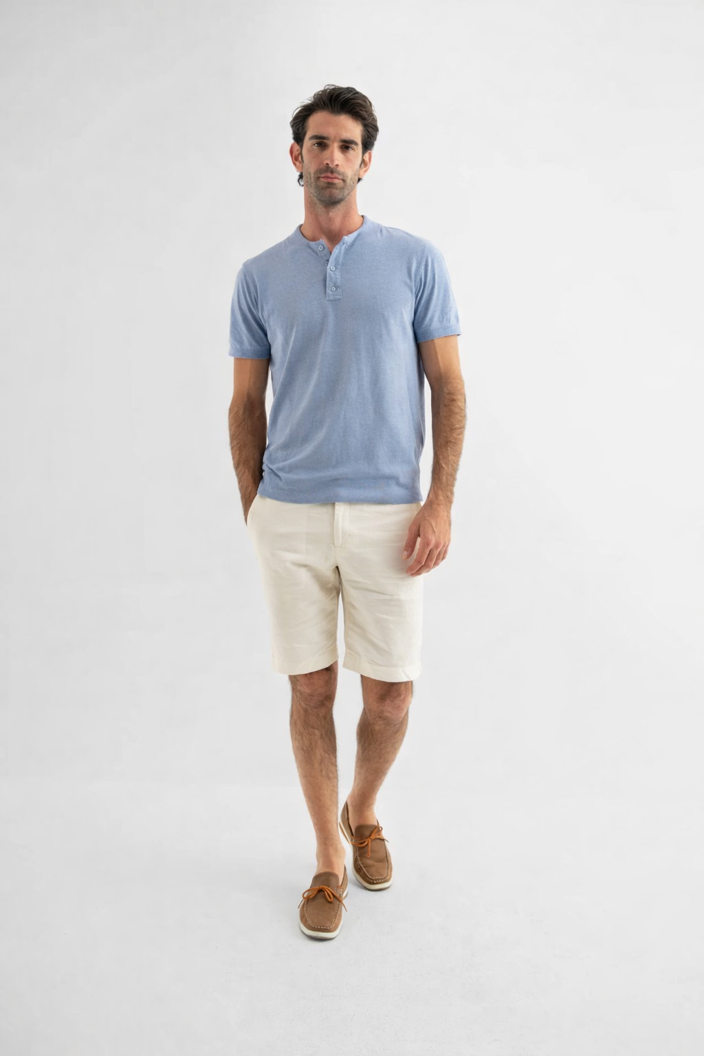 تيشيرت بلون أزرق فاتح بتصميم أنيق