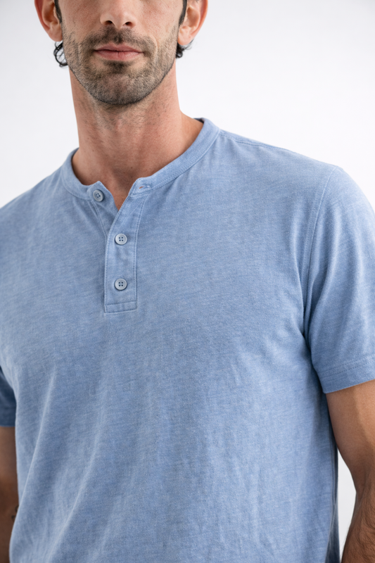 تيشيرت بلون أزرق فاتح بتصميم أنيق