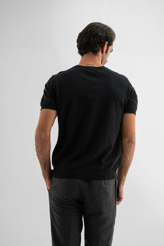 تيشيرت أسود بياقة مستديرة بتصميم مميز