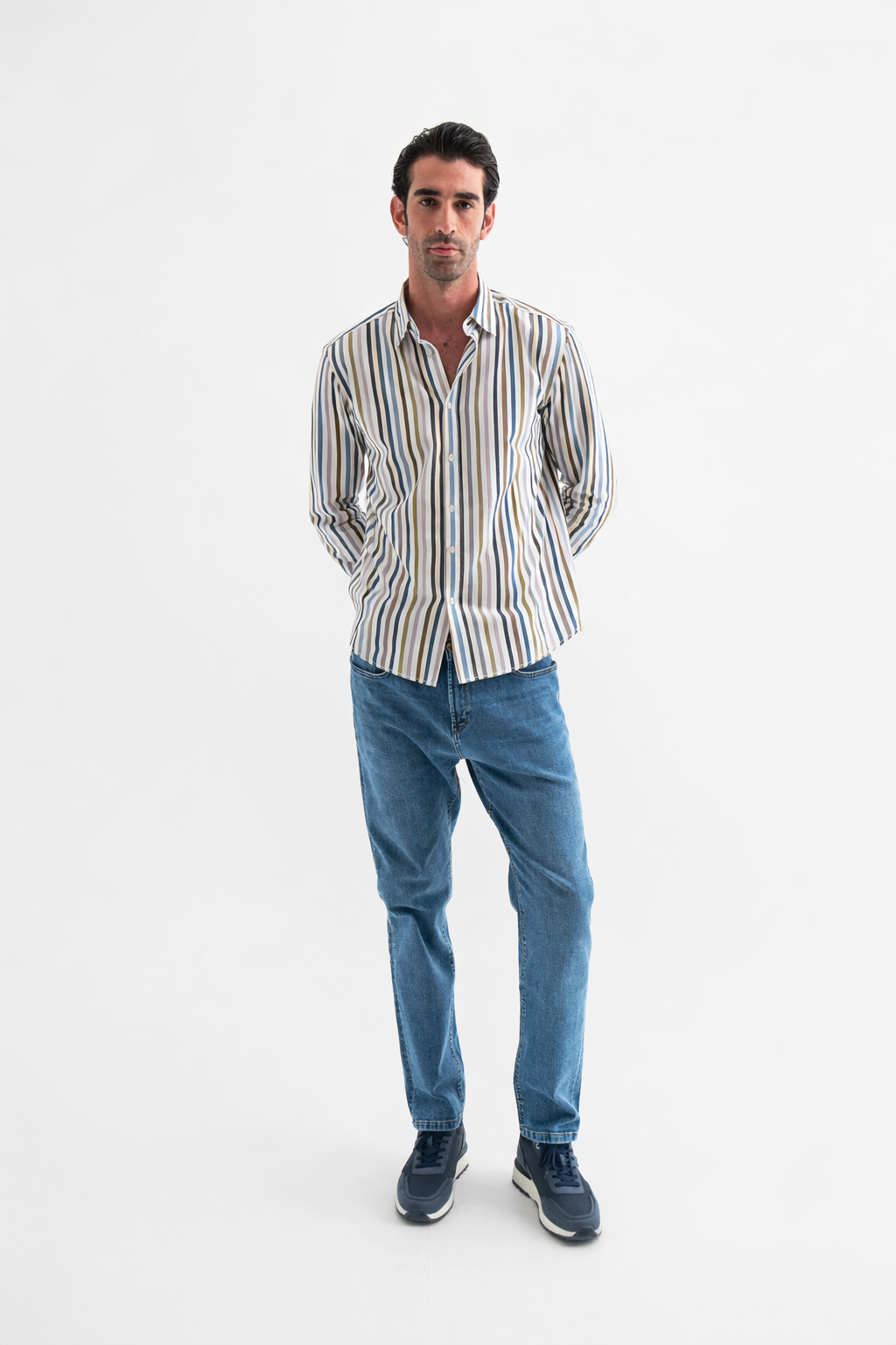 قميص مخطط من الكتان والقطن