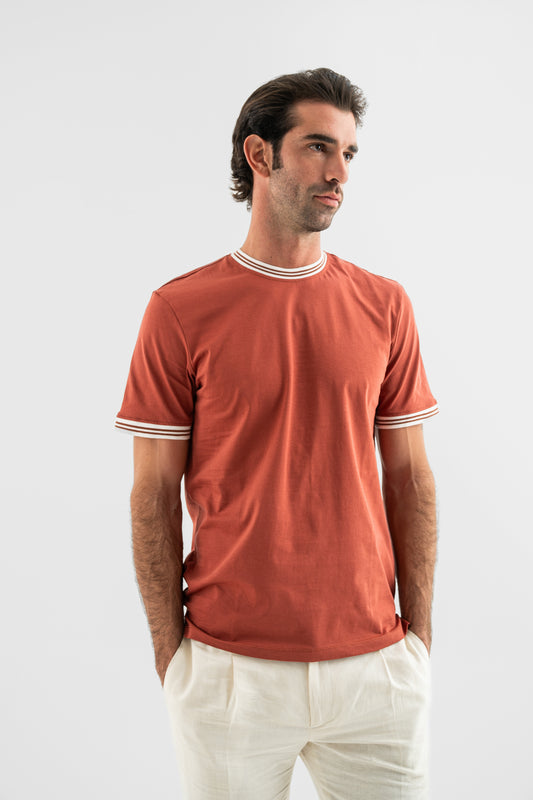 تيشيرت قطني بلون نحاسي بتفاصيل متباينة
