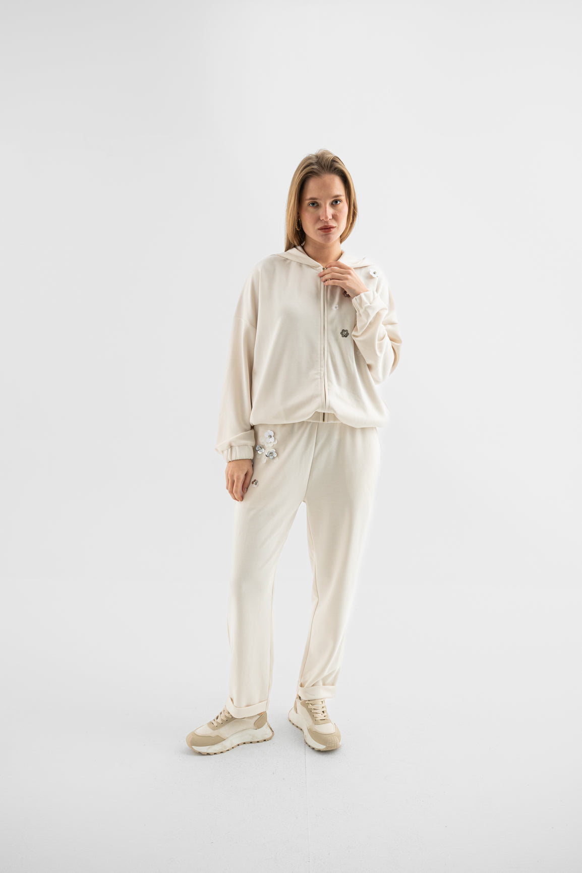 جاكيت كريمي بغطاء رأس وتفاصيل زهرية