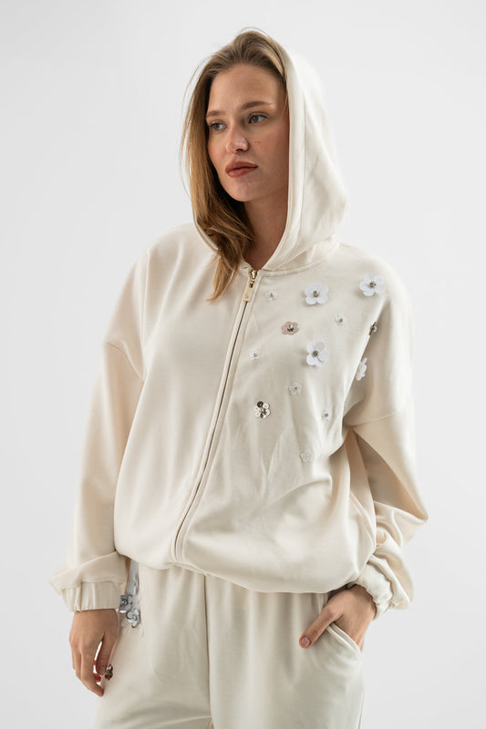 جاكيت كريمي بغطاء رأس وتفاصيل زهرية