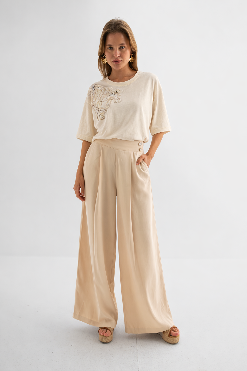 تي-شيرت عاجي بتفاصيل مزينة