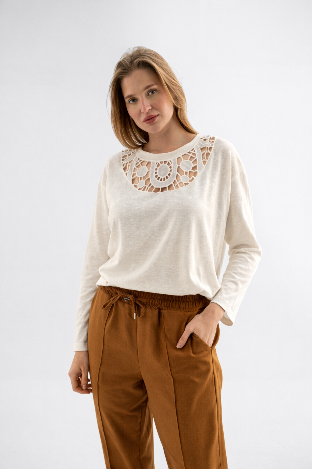 بلوزة بأكمام طويلة بلون أوف وايت