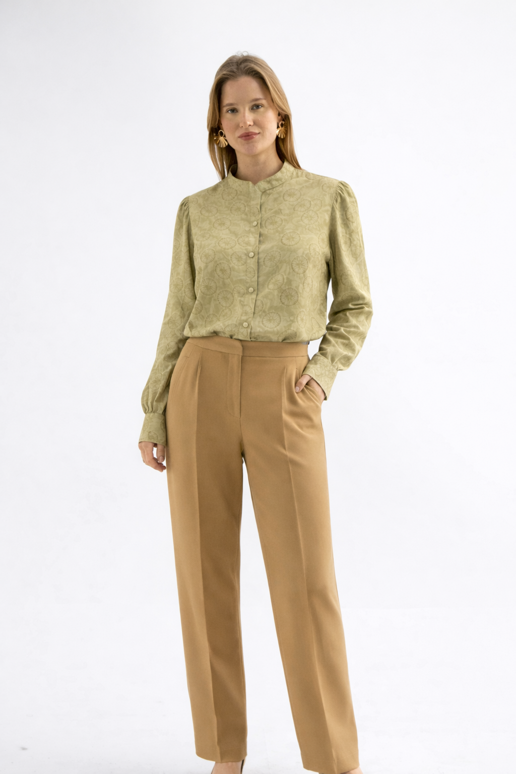 بلوزة بأزرار بلون زيتوني ناعم