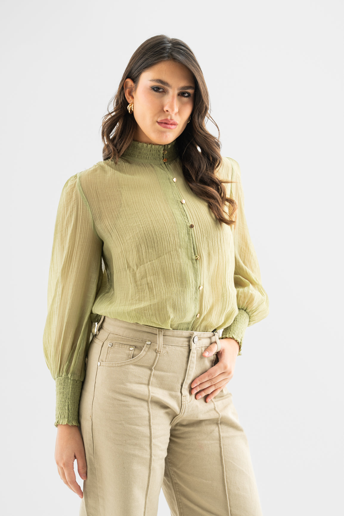 بلوزة زيتي بياقة عالية أنيقة