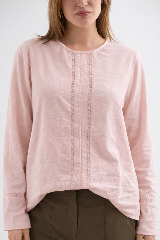 بلوزة وردي هادئ بتصميم بسيط أنيق