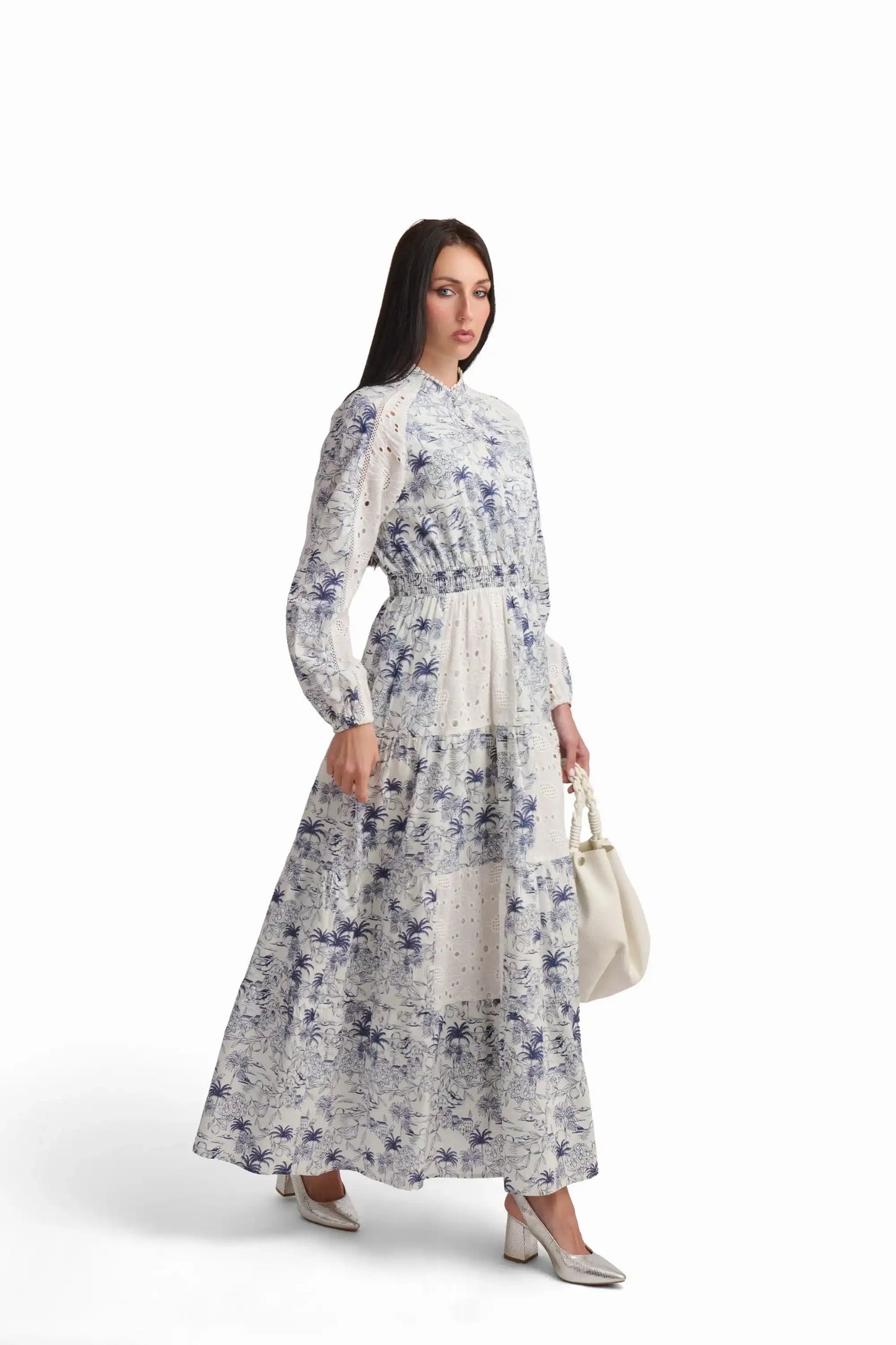 فستان ماكسي بنقشة زرقاء وتفاصيل دانتيل
