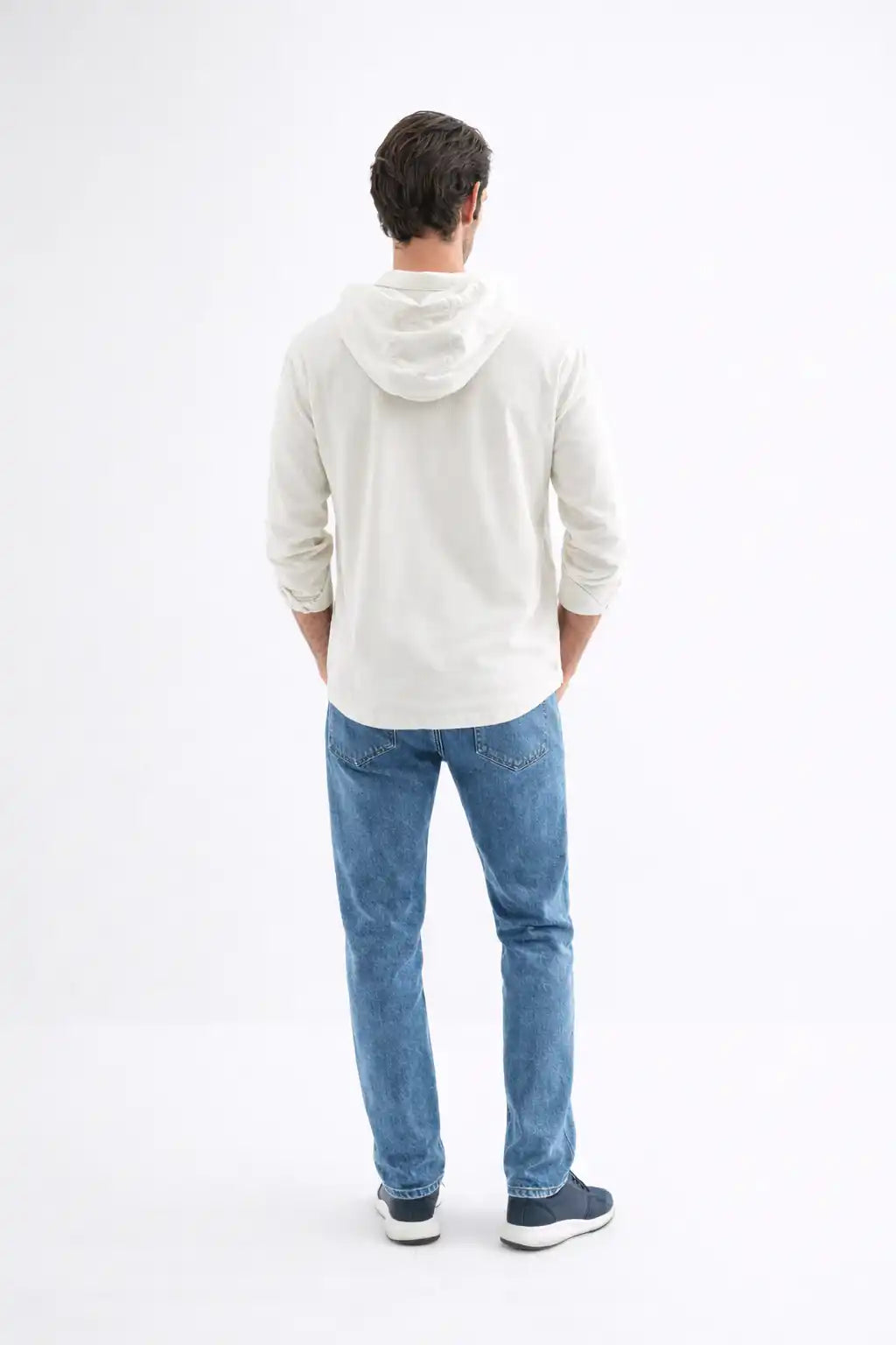 سويت شيرت رجالي أوف وايت من الكتان بغطاء رأس