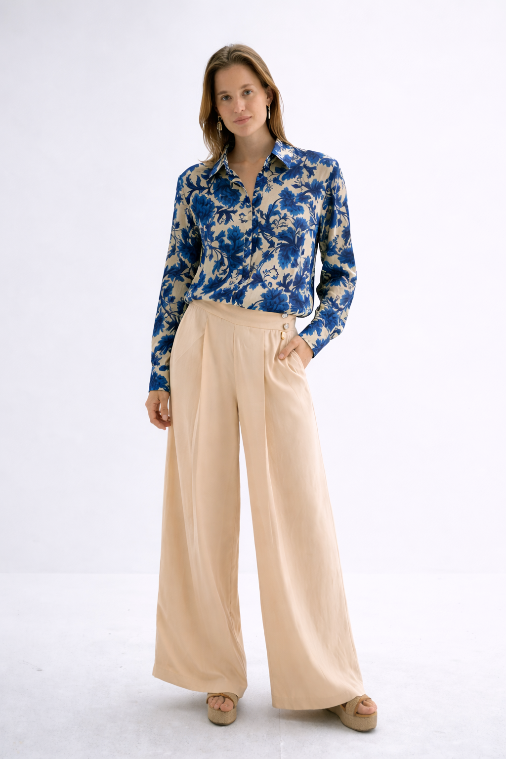 قميص بطبعة زرقاء بنقشة فنية