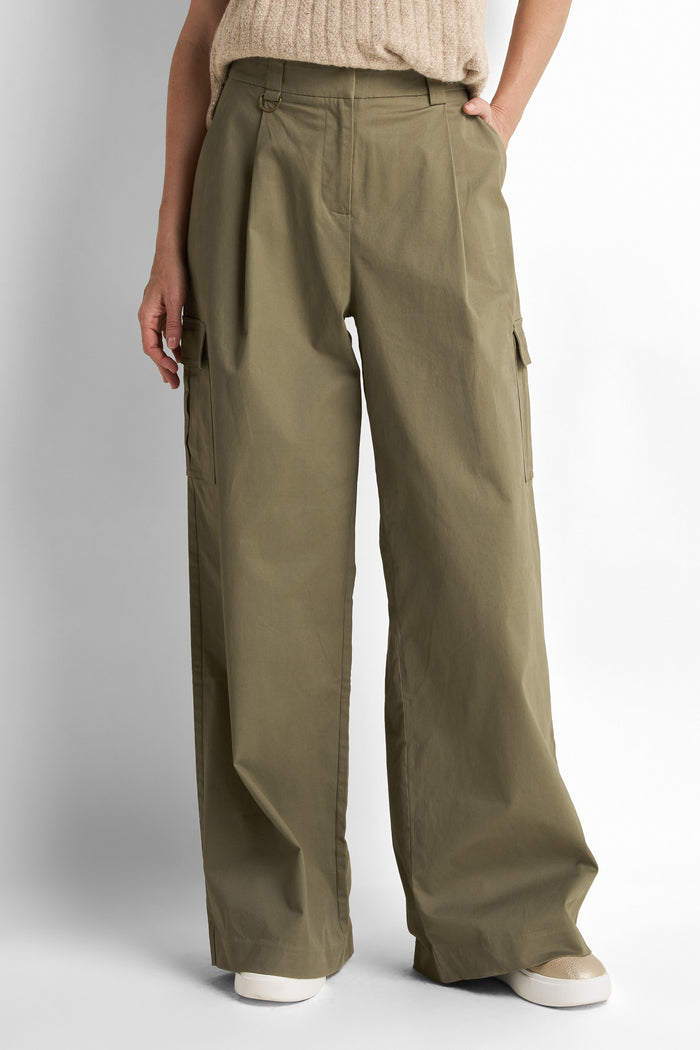Pleated wide-leg trousers
