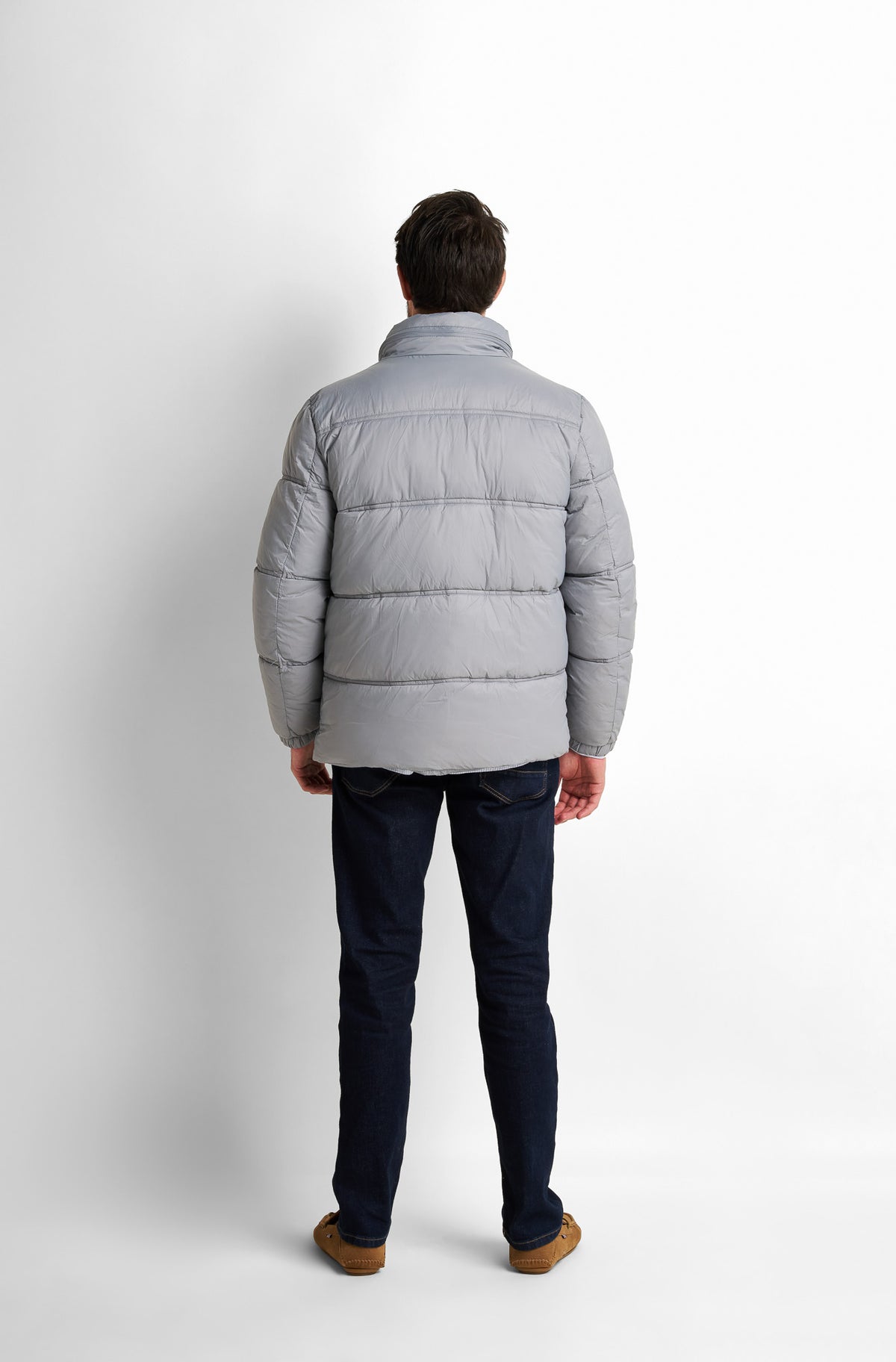 Short water-repellent puffer jacket