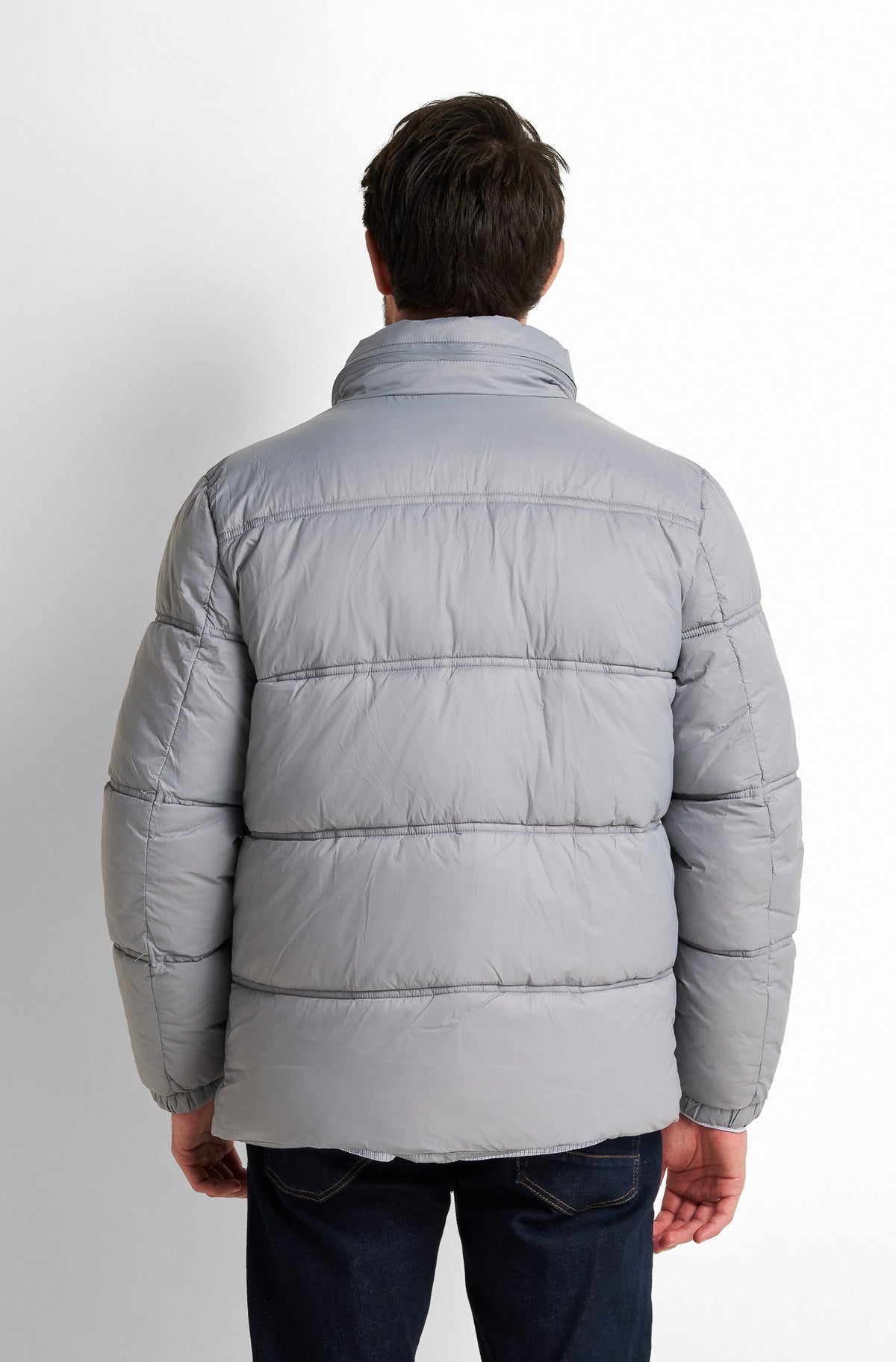 Short water-repellent puffer jacket